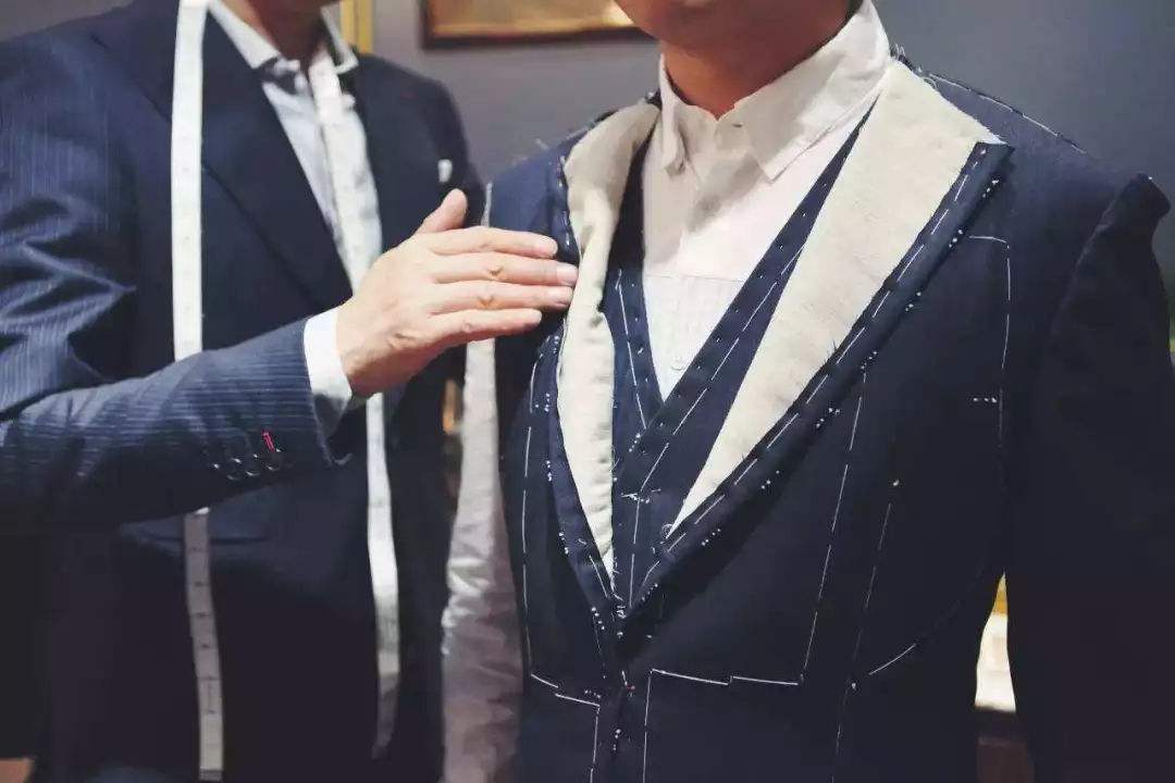 西服定做需要注意的三點(diǎn)